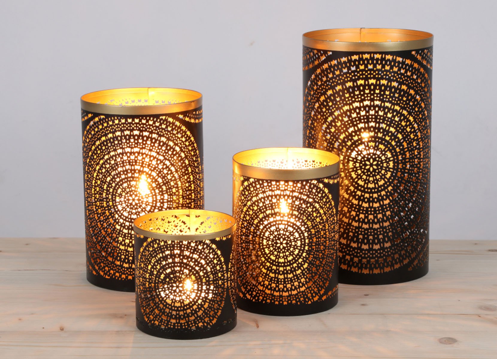 Säulen-Windlichter aus Metall Schwarz/Gold 4er-Set