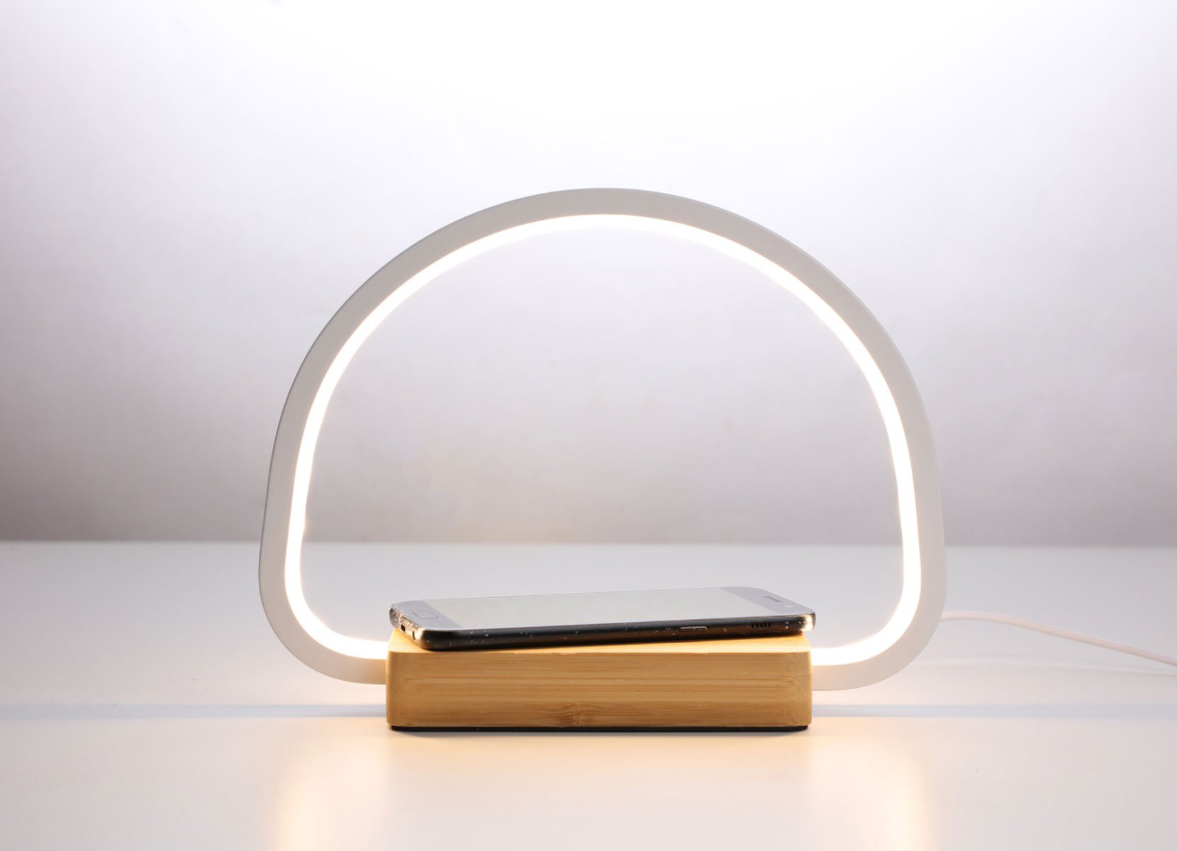 LED-Lampe mit Touchsteuerung und induktiver Ladefunktion