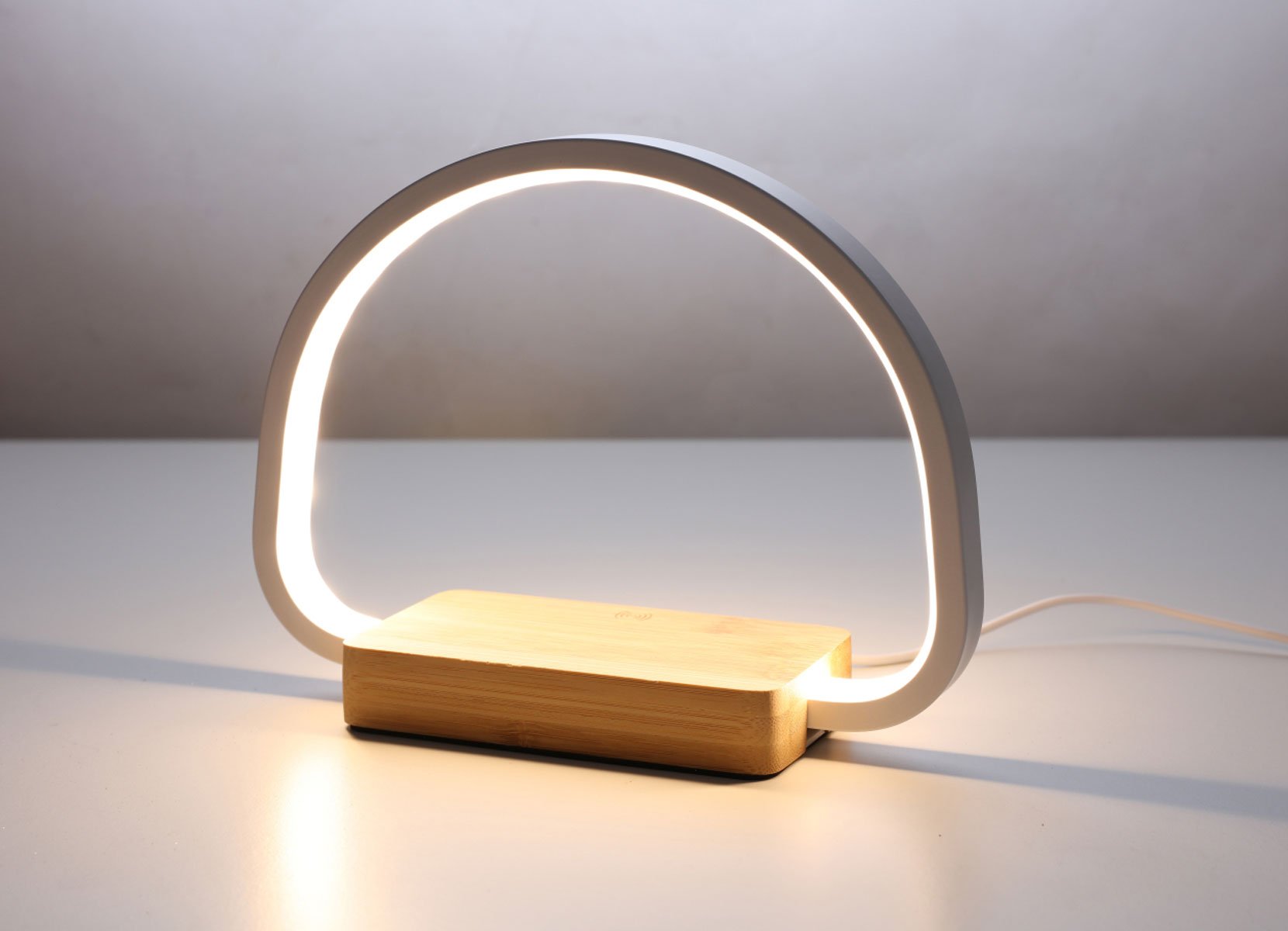 LED-Lampe mit Touchsteuerung und induktiver Ladefunktion LED-Lampe mit Touchsteuerung und induktiver Ladefunktion