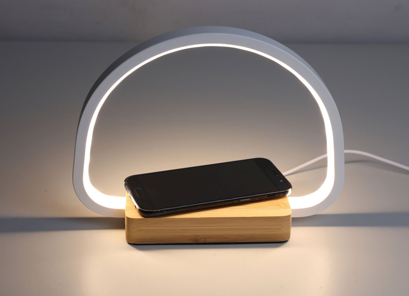 LED-Lampe mit Touchsteuerung und induktiver Ladefunktion LED-Lampe mit Touchsteuerung und induktiver Ladefunktion