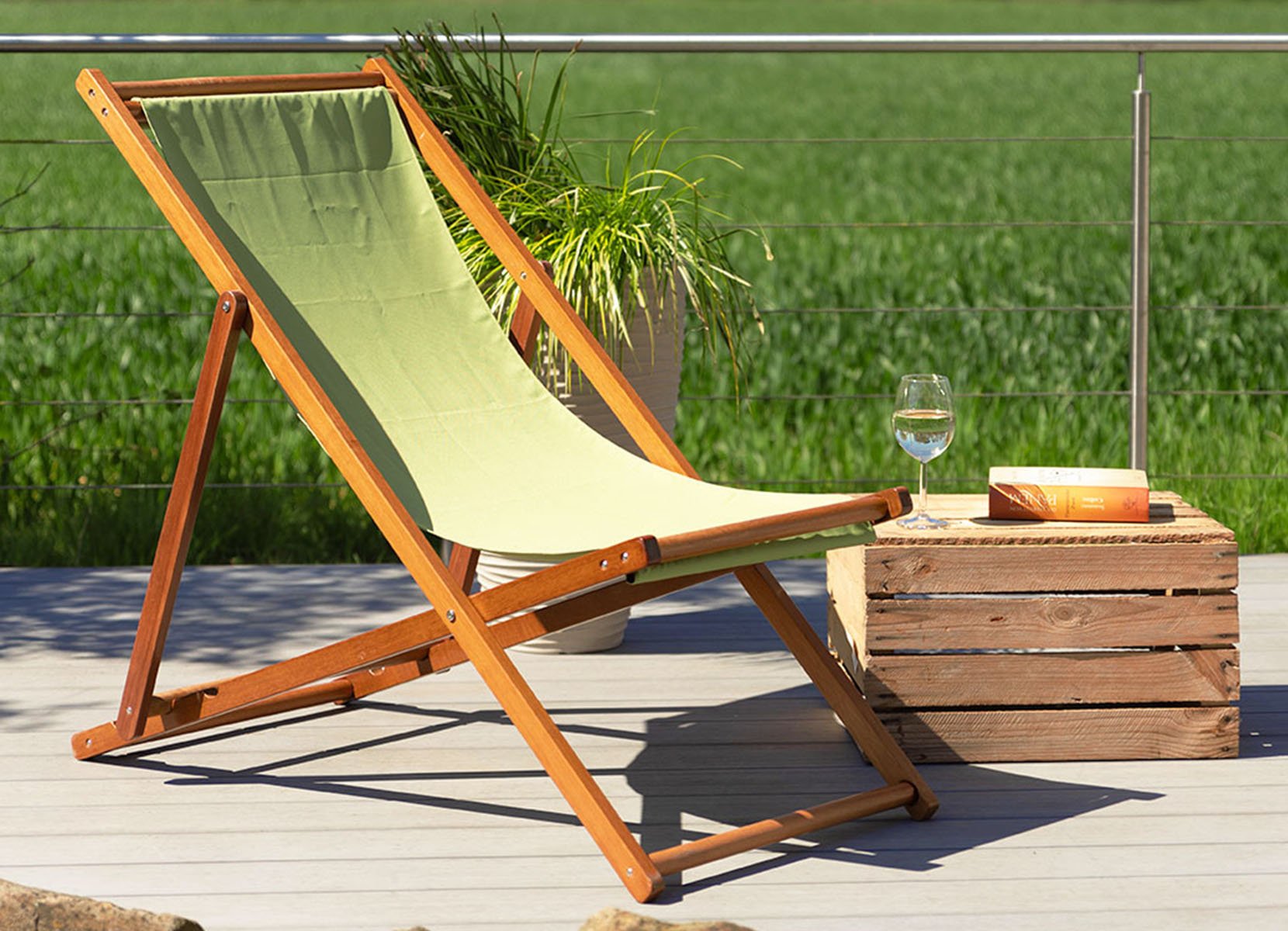 Klapp-Liegestuhl aus Hartholz mit grüner Bespannung