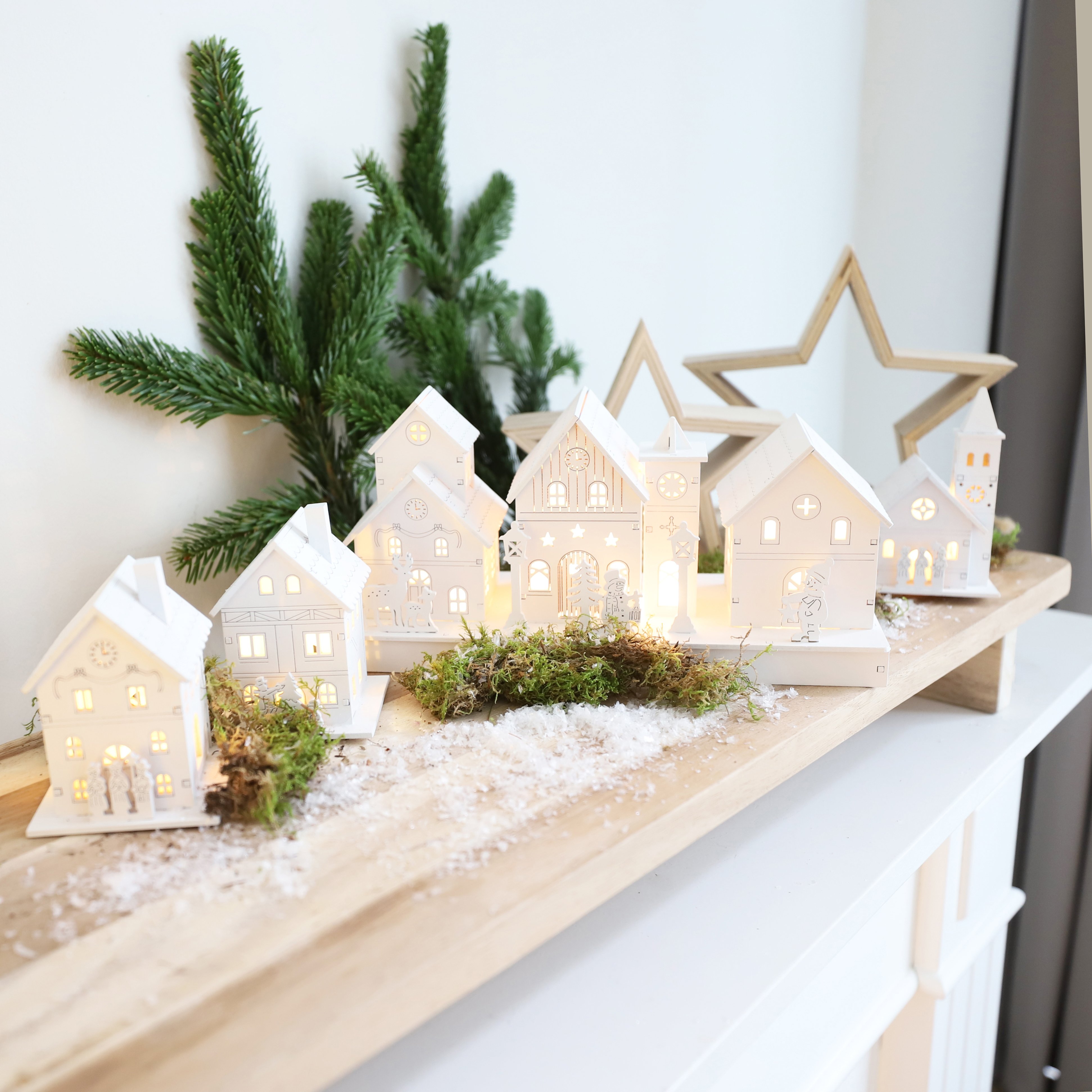 Weihnachts-LED-Dekohaus aus Holz