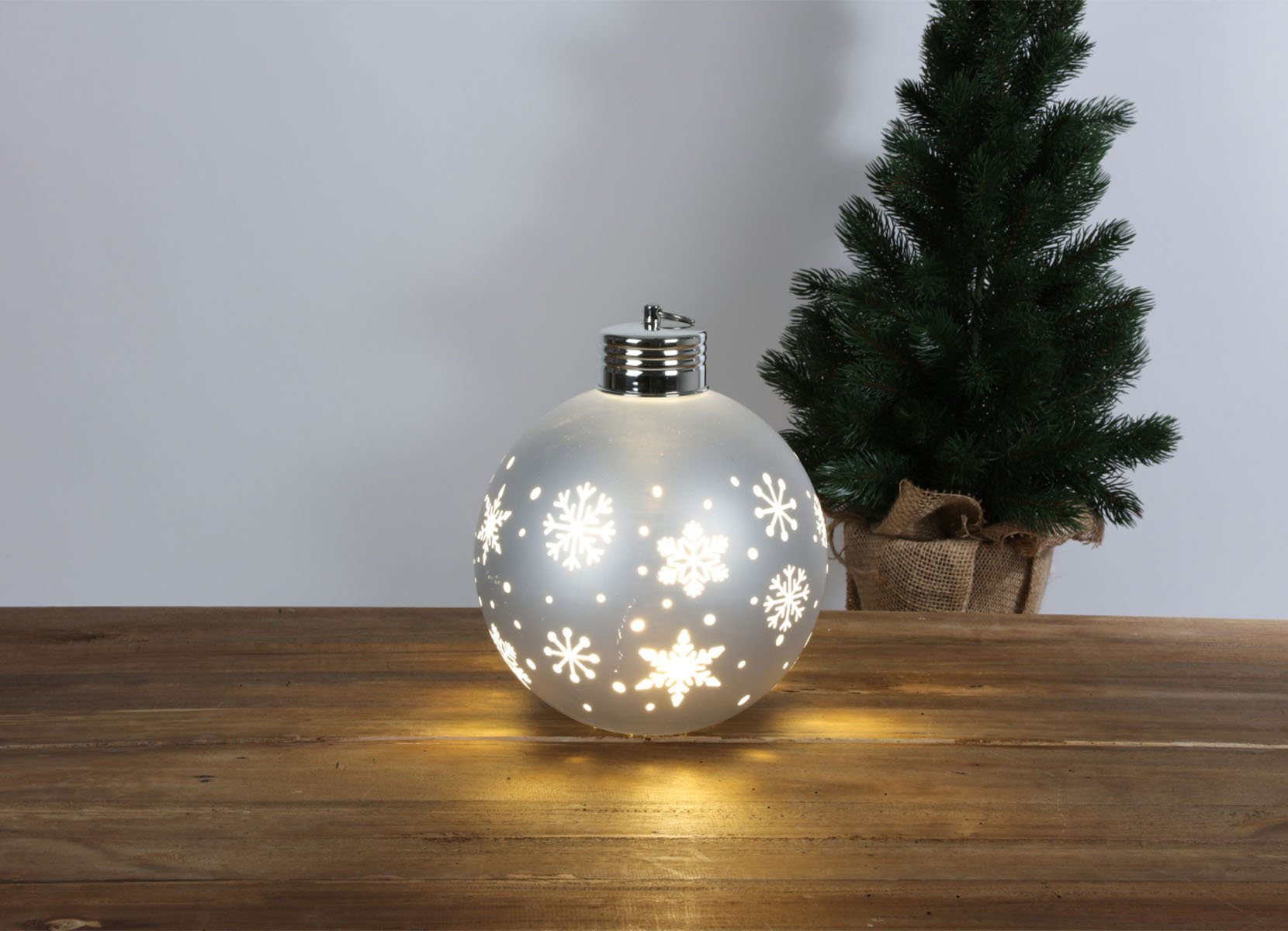 LED-Weihnachtskugel aus Glas 20cm Silber