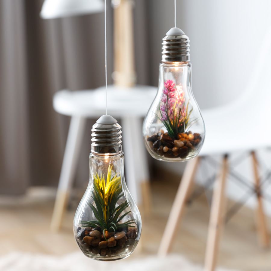 Dekoglühbirne mit Kunstpflanzen und 1 LED Warmweiß