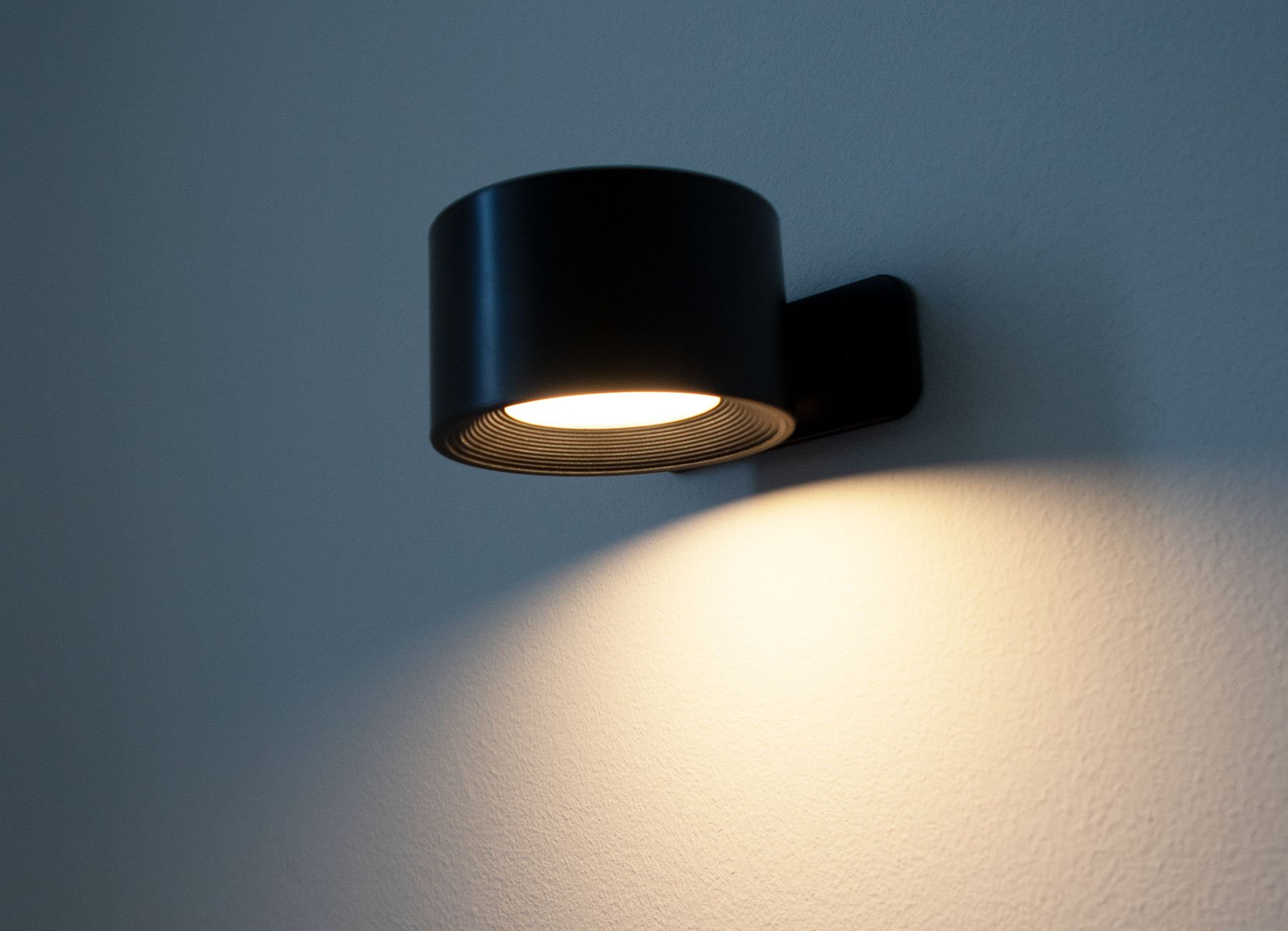 Magnetische LED-Wandleuchte mit Akku 8x4,5x9cm Schwarz