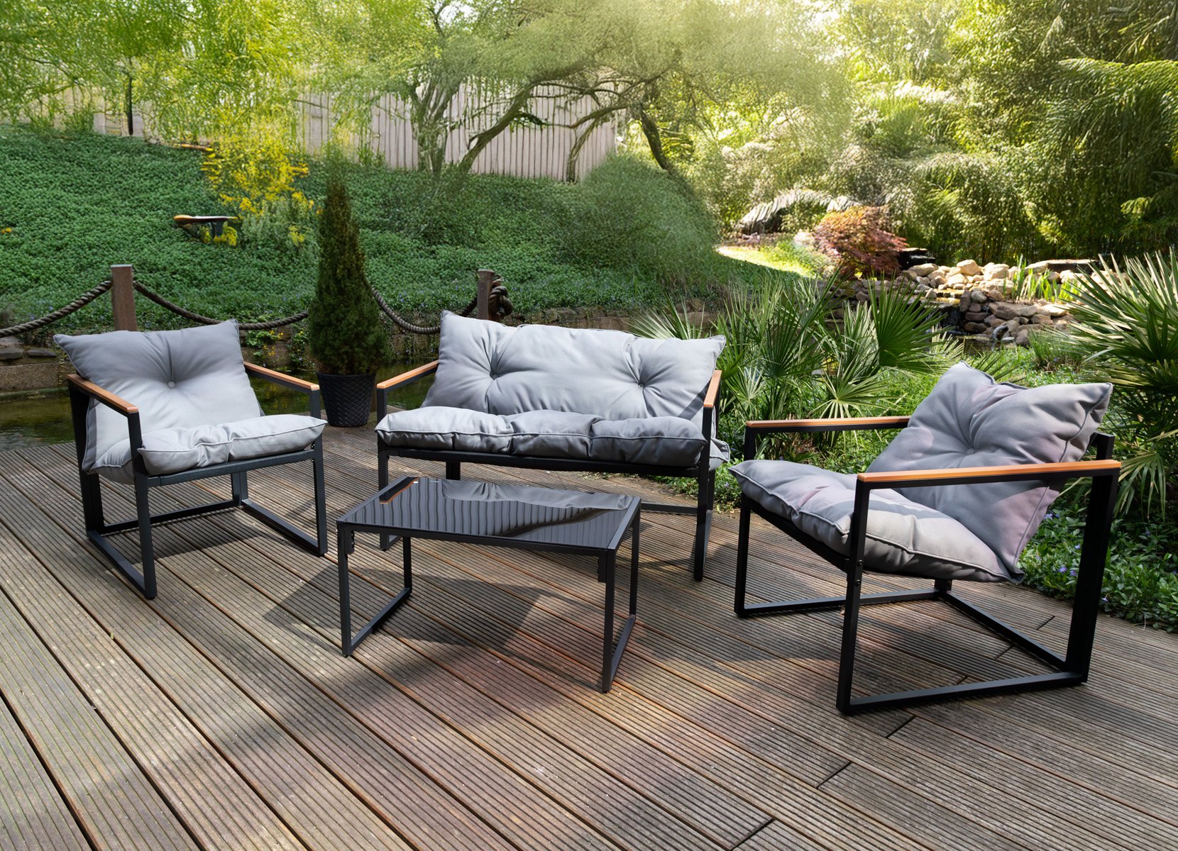 Loungeset mit Holzakzenten und Sitzkissen 4-teilig Loungeset mit Holzakzenten und Sitzkissen 4-teilig