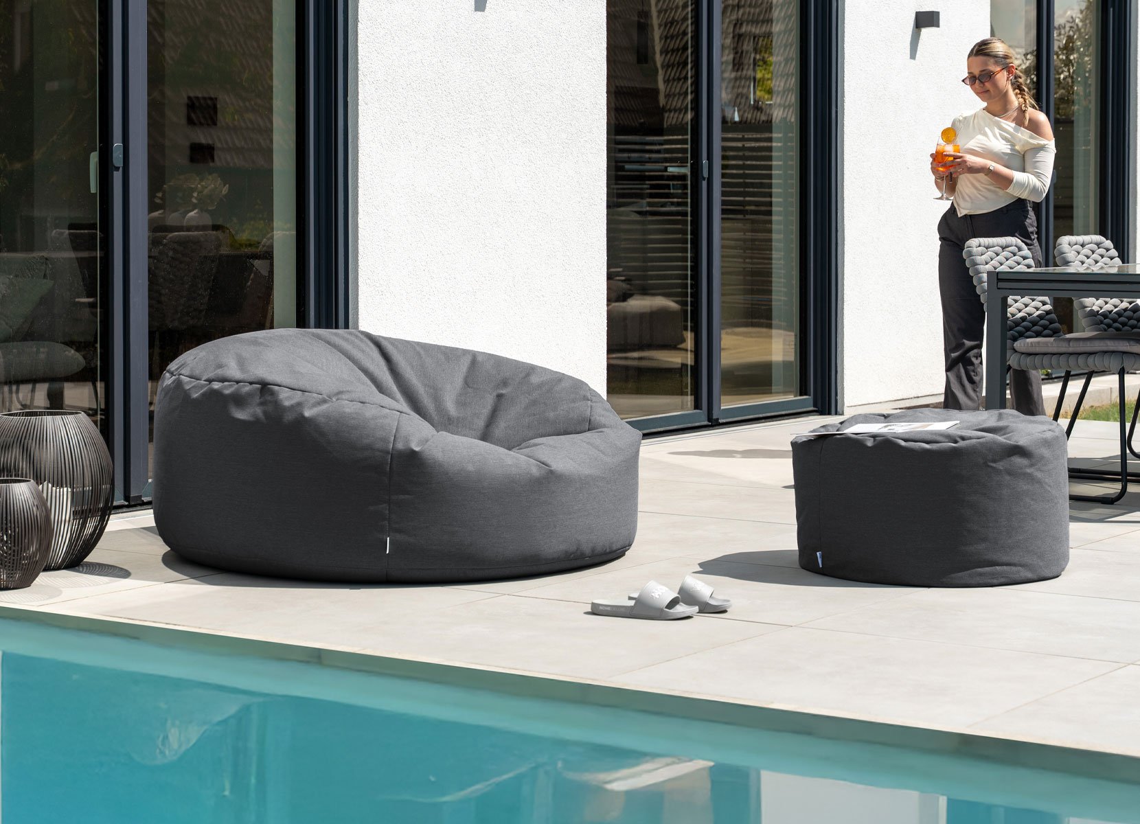 Home Deluxe CLOUD - XXL Outdoor Sitzsack mit Hocker Anthrazit