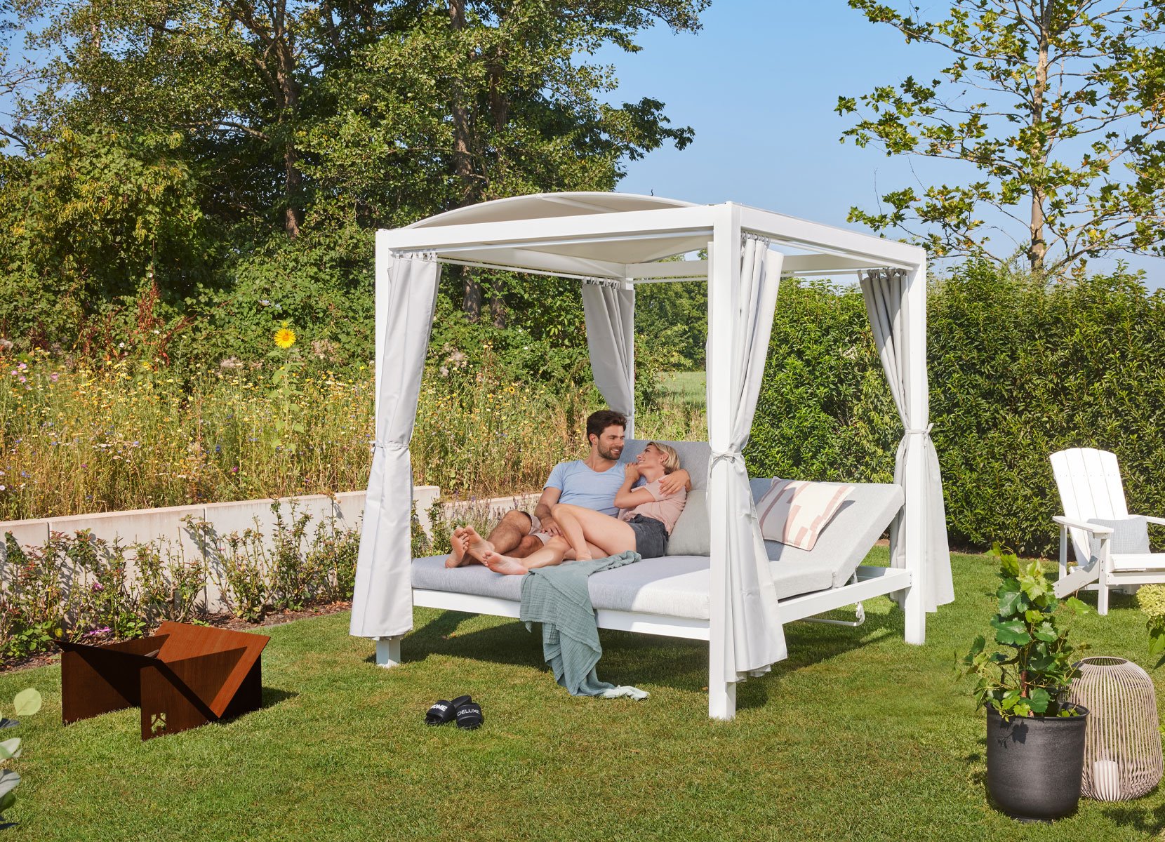 Home Deluxe Sonnenliege LYON mit Abdeckung 208x188x215cm Home Deluxe Sonnenliege LYON mit Abdeckung 208x188x215cm