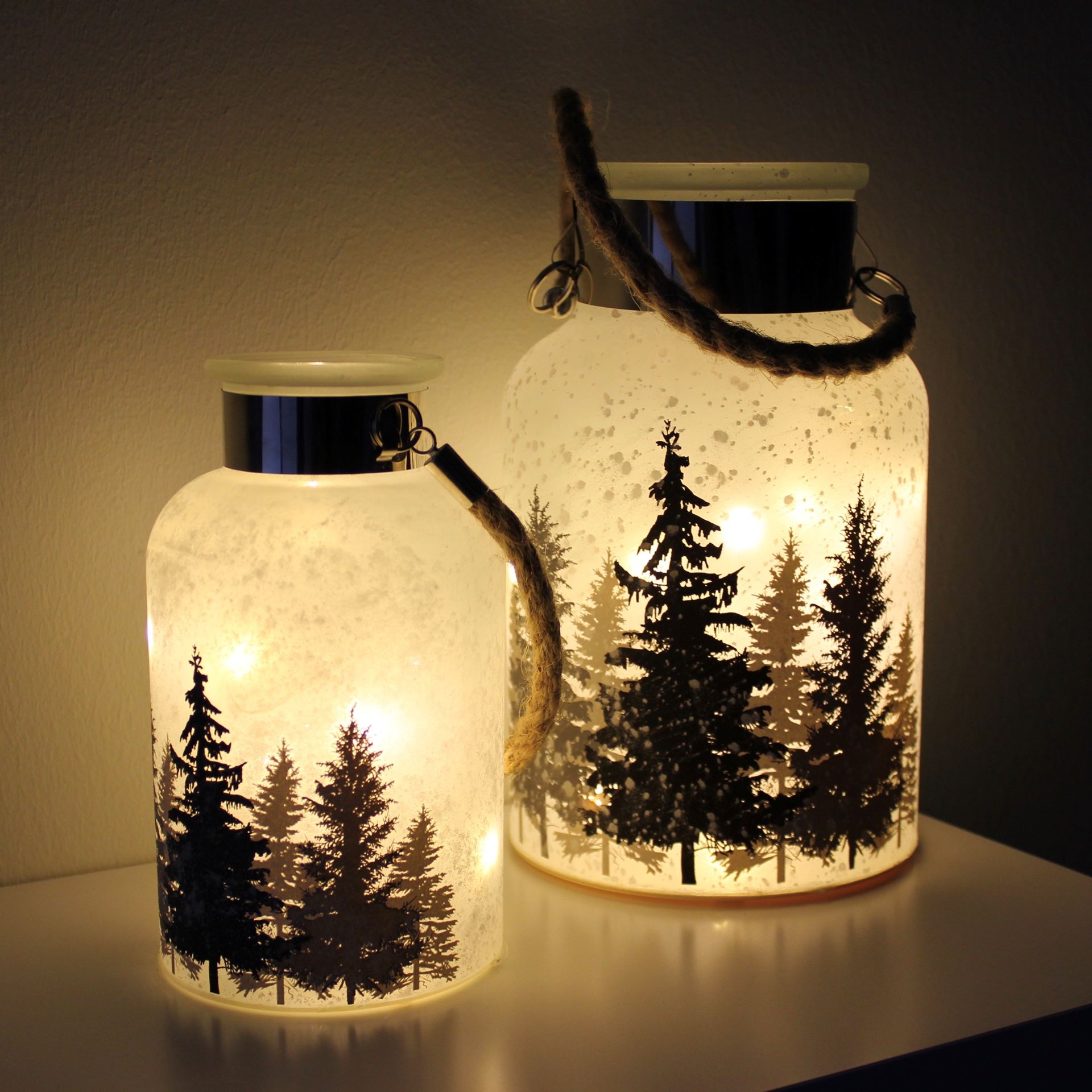Dekoglas Verschneiter Wald mit 20 LEDs