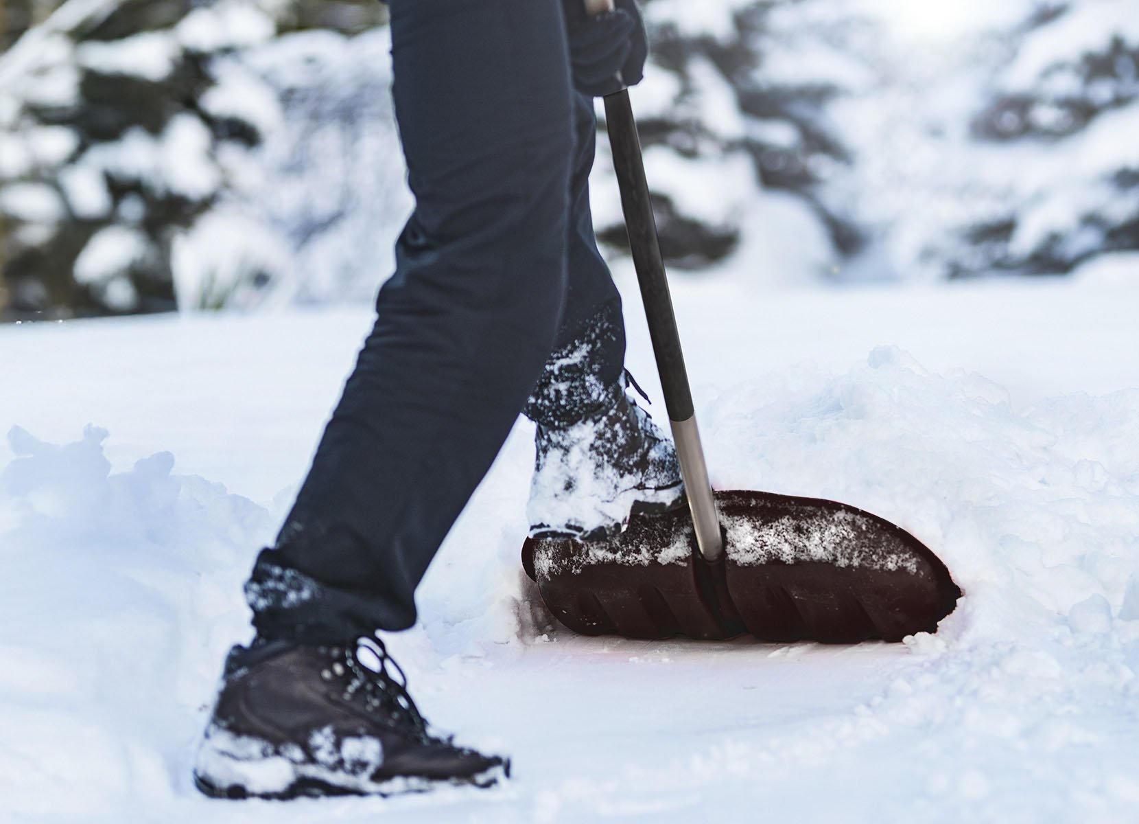 Schneeschaufel mit Aluminiumstiel