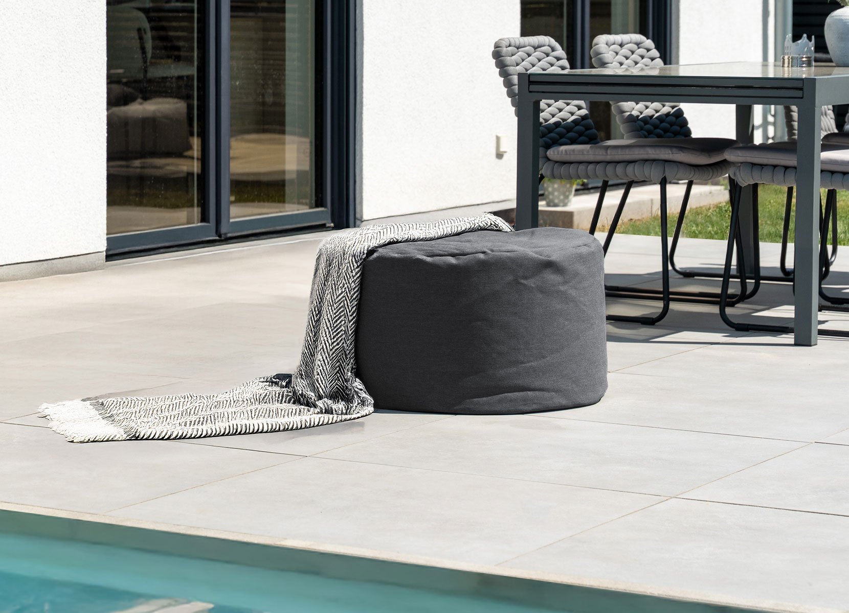 Home Deluxe CLOUD - XXL Outdoor Sitzsack mit Hocker Anthrazit