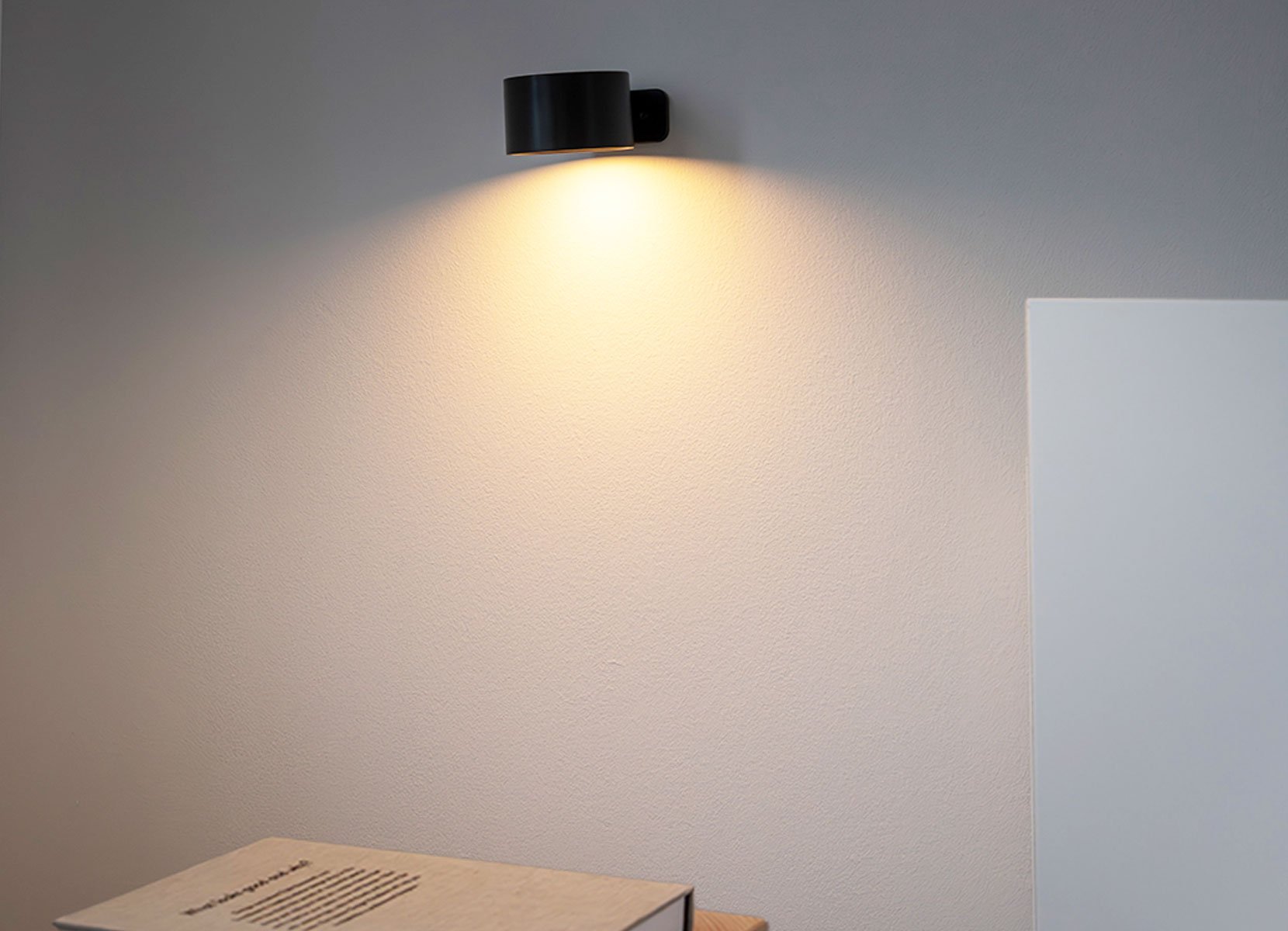 Magnetische LED-Wandleuchte mit Akku 8x4,5x9cm Schwarz