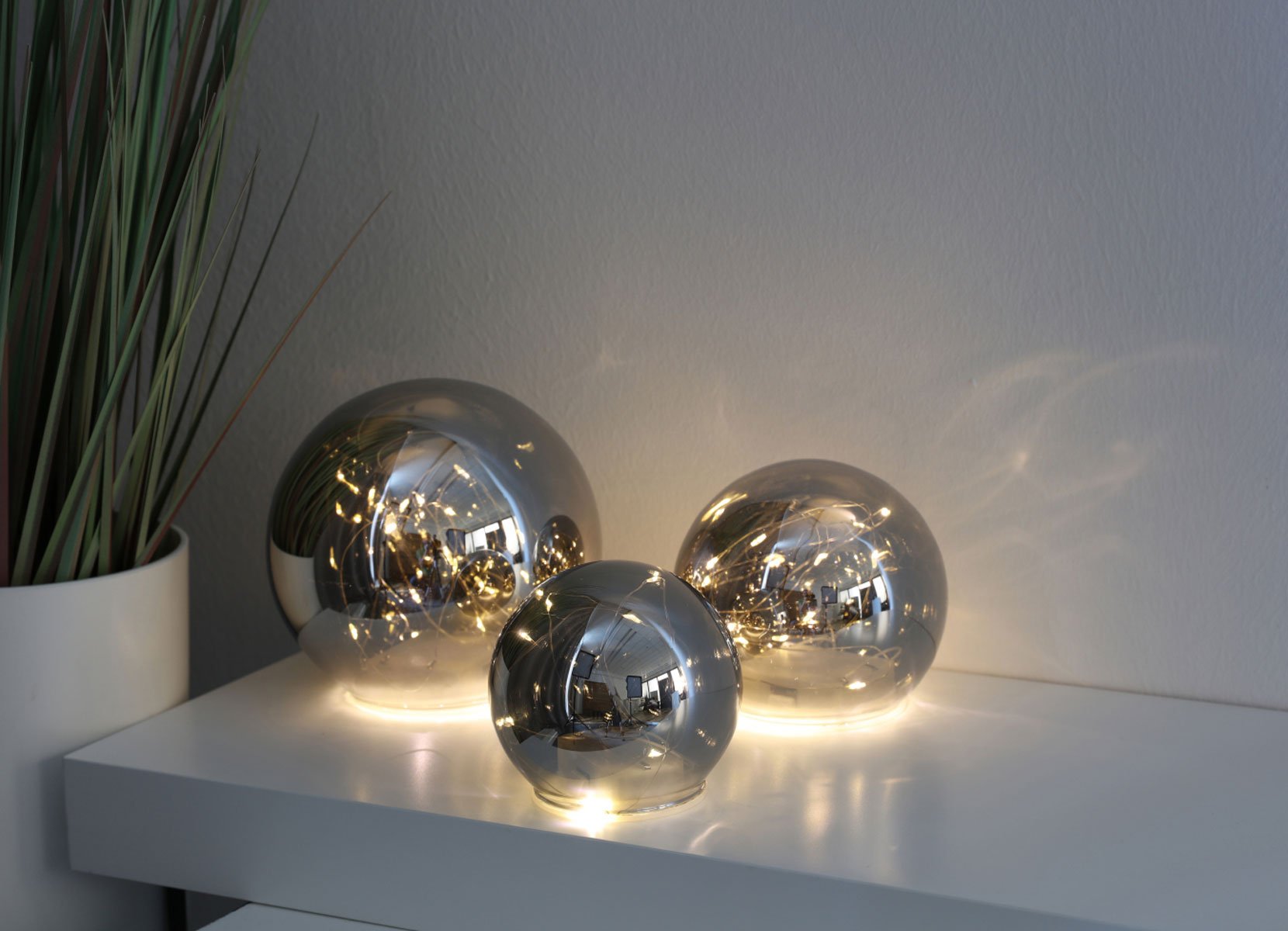 Deko-Glaskugel mit 15 LEDs und Timer 15cm Warmweiß
