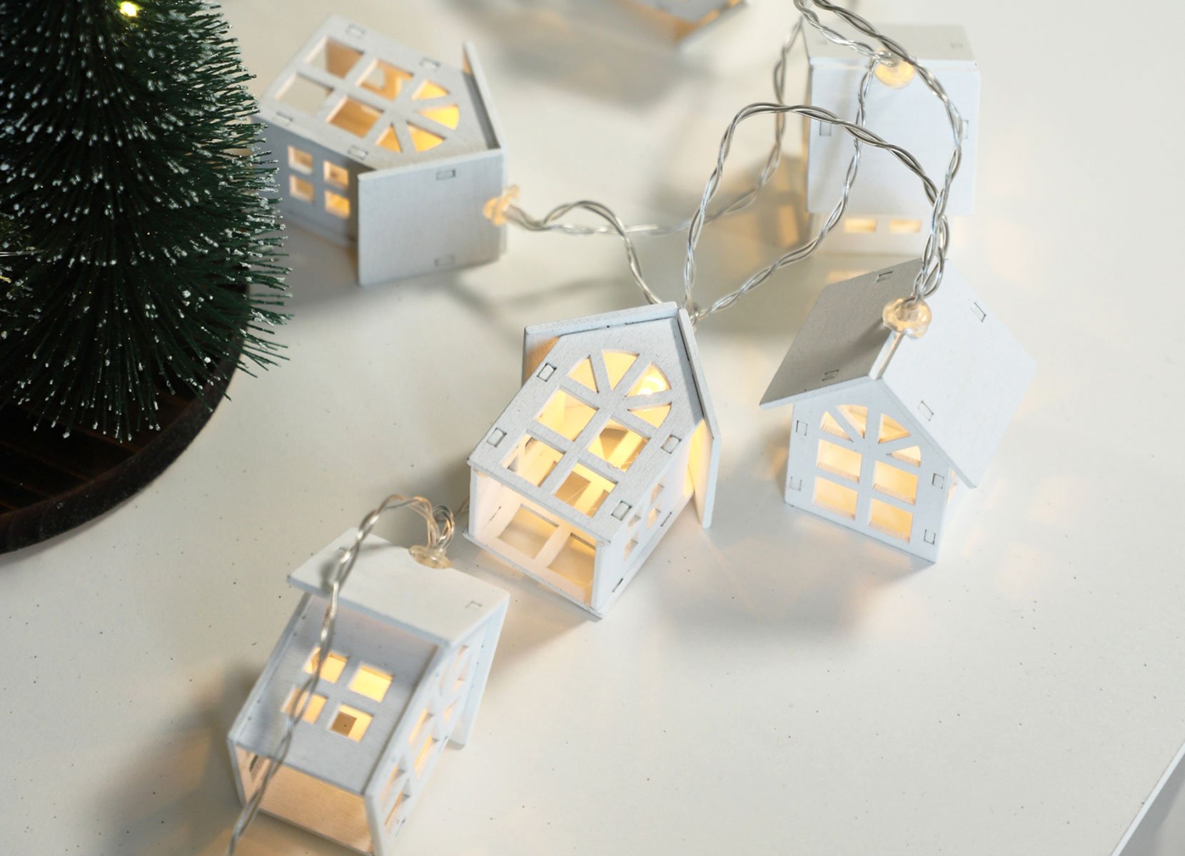 Lichterkette mit Holz-Häusern und Timer 1,55m 8 LEDs Warmweiß