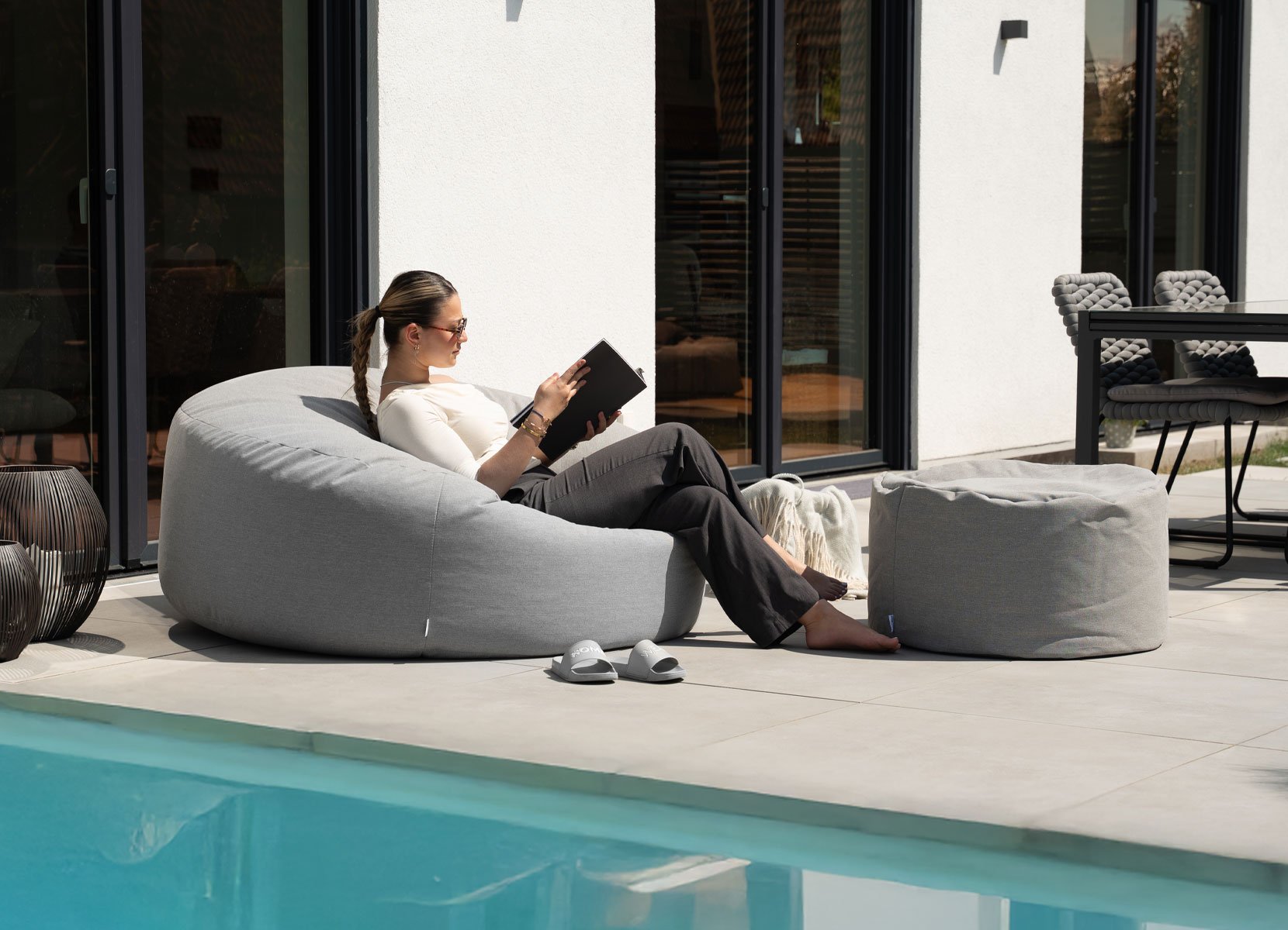 Home Deluxe CLOUD - XXL Outdoor Sitzsack mit Hocker Hellgrau