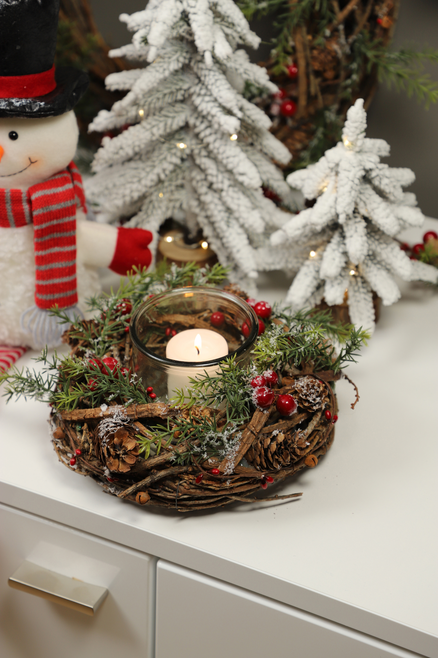 Weiden-Kranz mit Windlicht und roten Beeren 22cm
