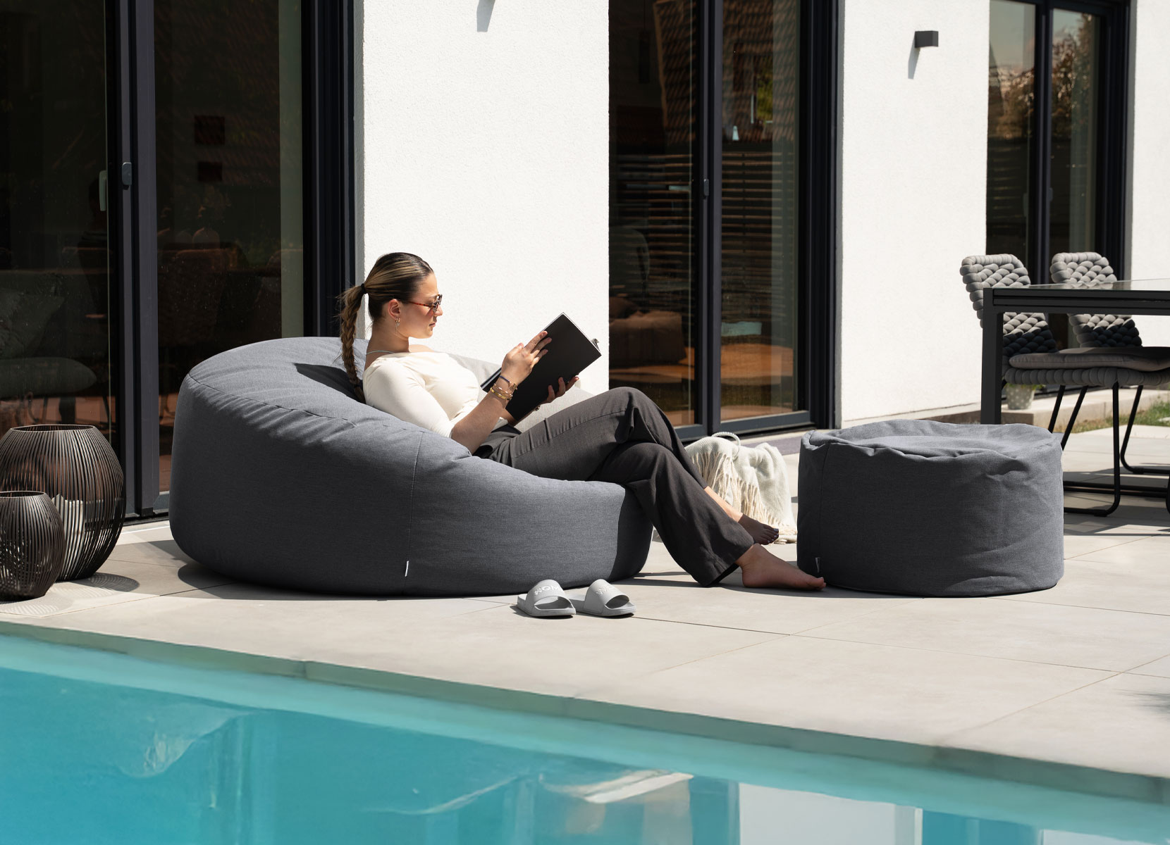 Home Deluxe CLOUD - XXL Outdoor Sitzsack mit Hocker Anthrazit