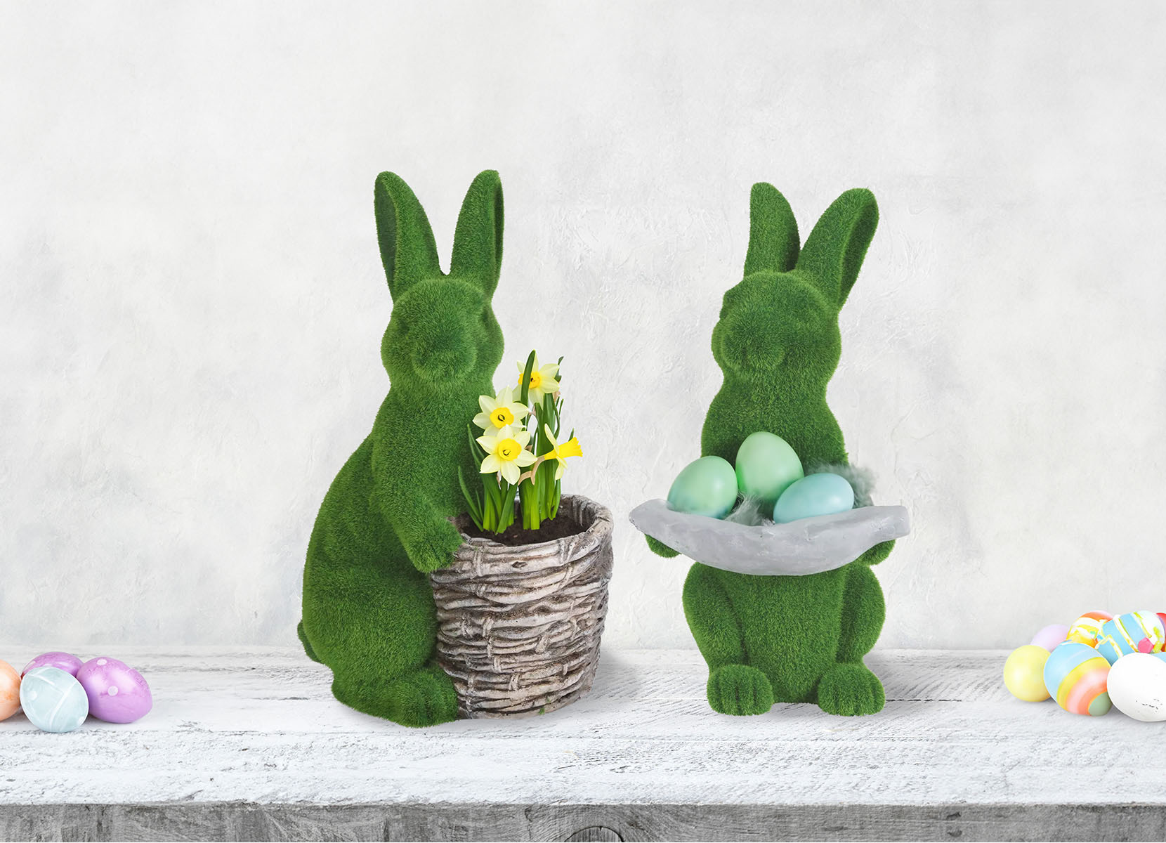 Osterhase in Gras-Optik mit Pflanzgefäß vorne