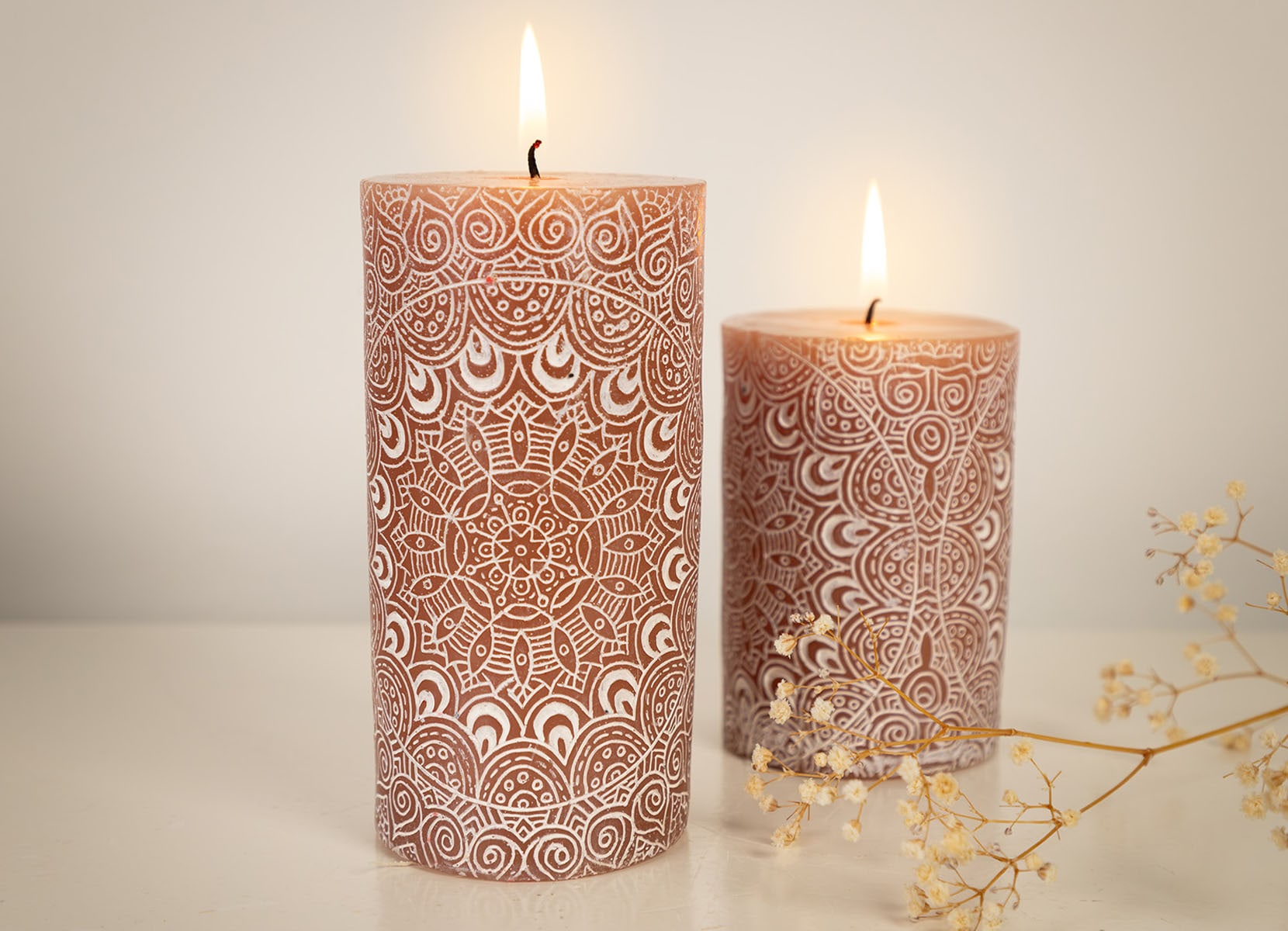Stumpenkerze mit Mandala-Prägung 7x14cm Stumpenkerze mit Mandala-Prägung 7x14cm