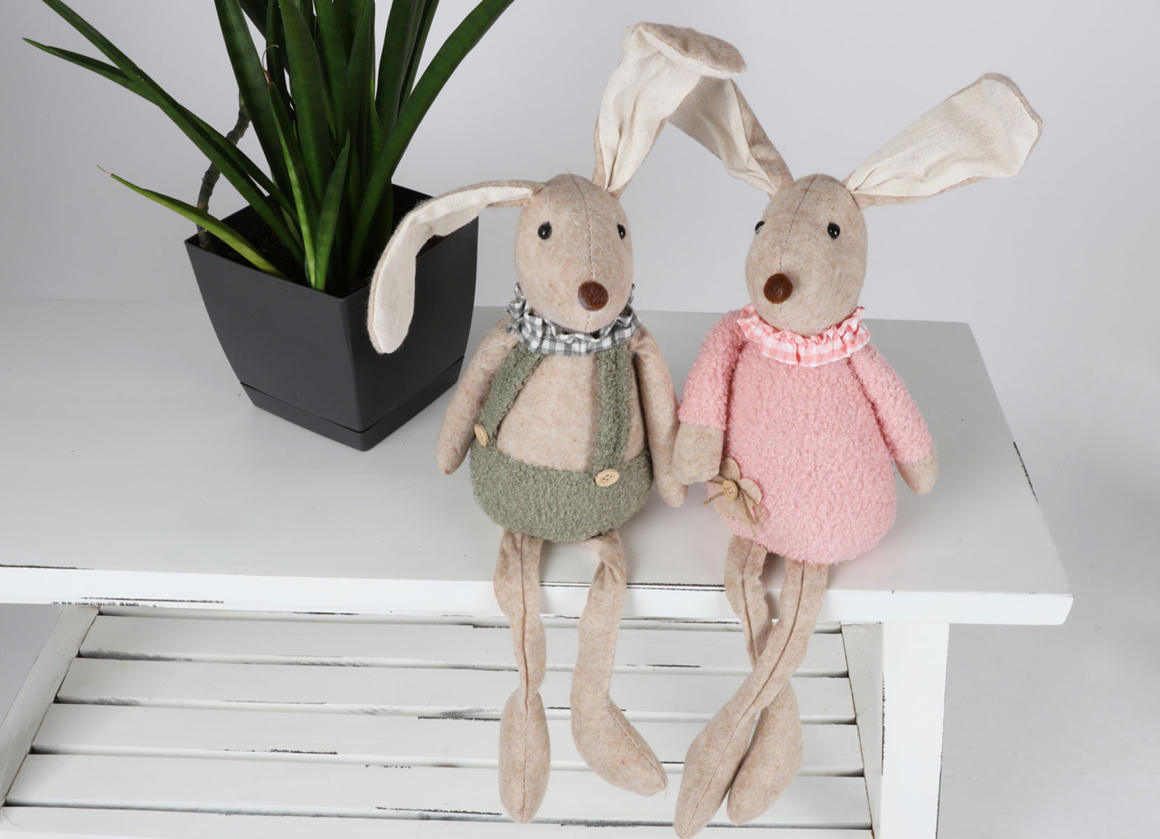 Osterhase in Gras-Optik mit Deko-Blatt