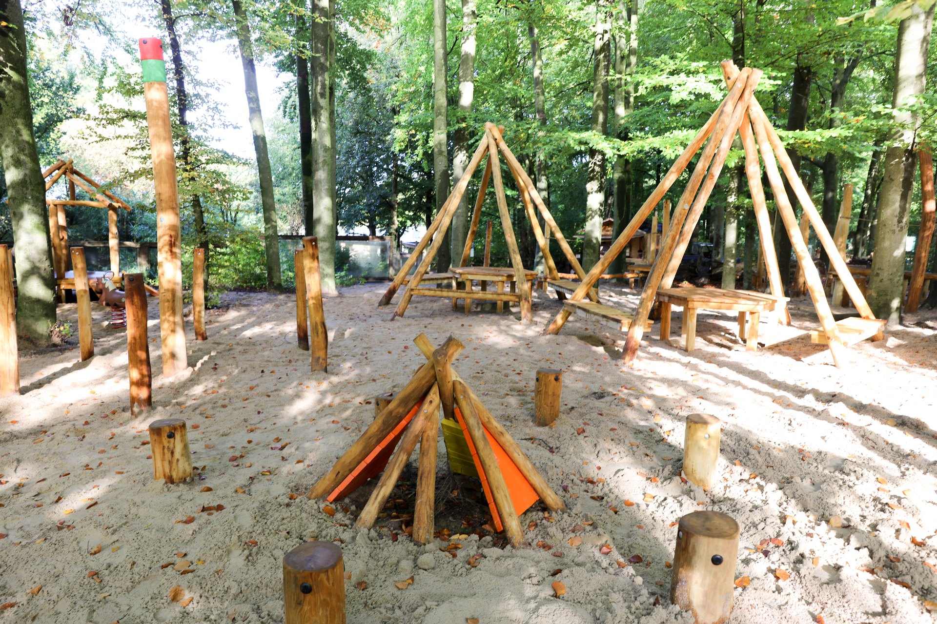 Sandflache-mit-Tipi-Zelten